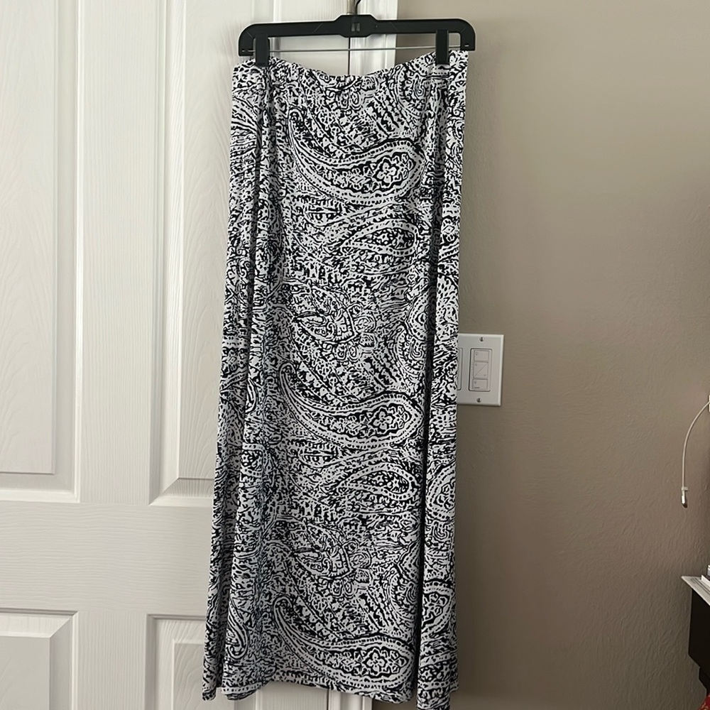 Maxi skirt with Elastic band , wore it once so I would say it’s practically new.